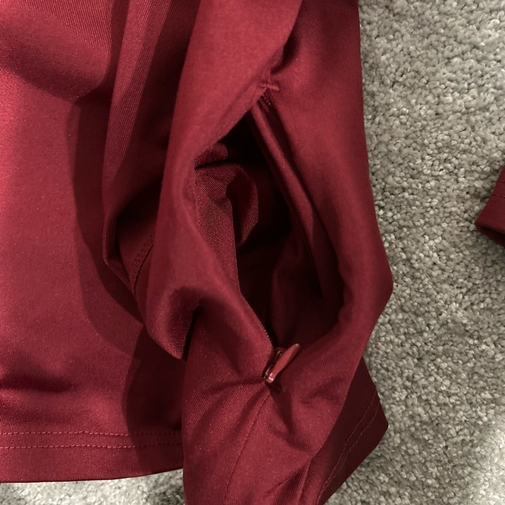 Gradual Burgundy Long Sleeve Active Top w/ Zip Pocket & Thumb Holes Size S EUC - Picture 4 of 8
